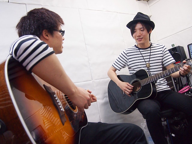 大阪のギター教室でのレッスンの様子