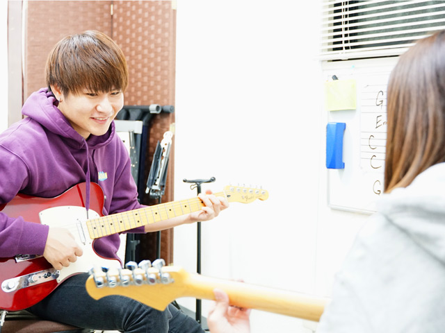 大阪のギター教室でのレッスン風景
