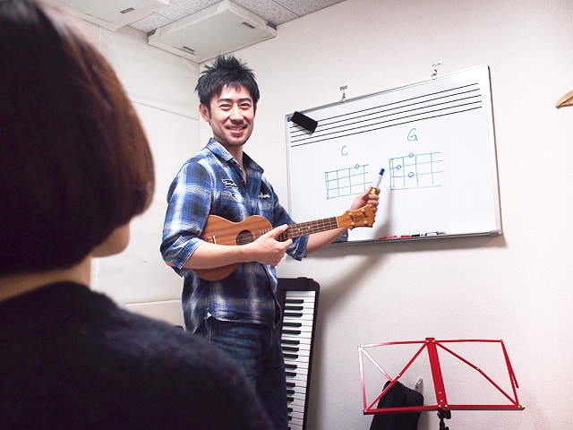 ベース教室でのレッスンの様子