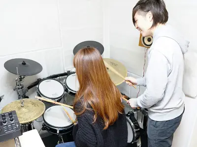 ドラム教室のレッスン風景
