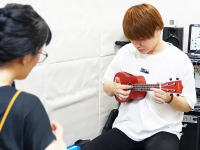 ウクレレ教室のレッスン風景